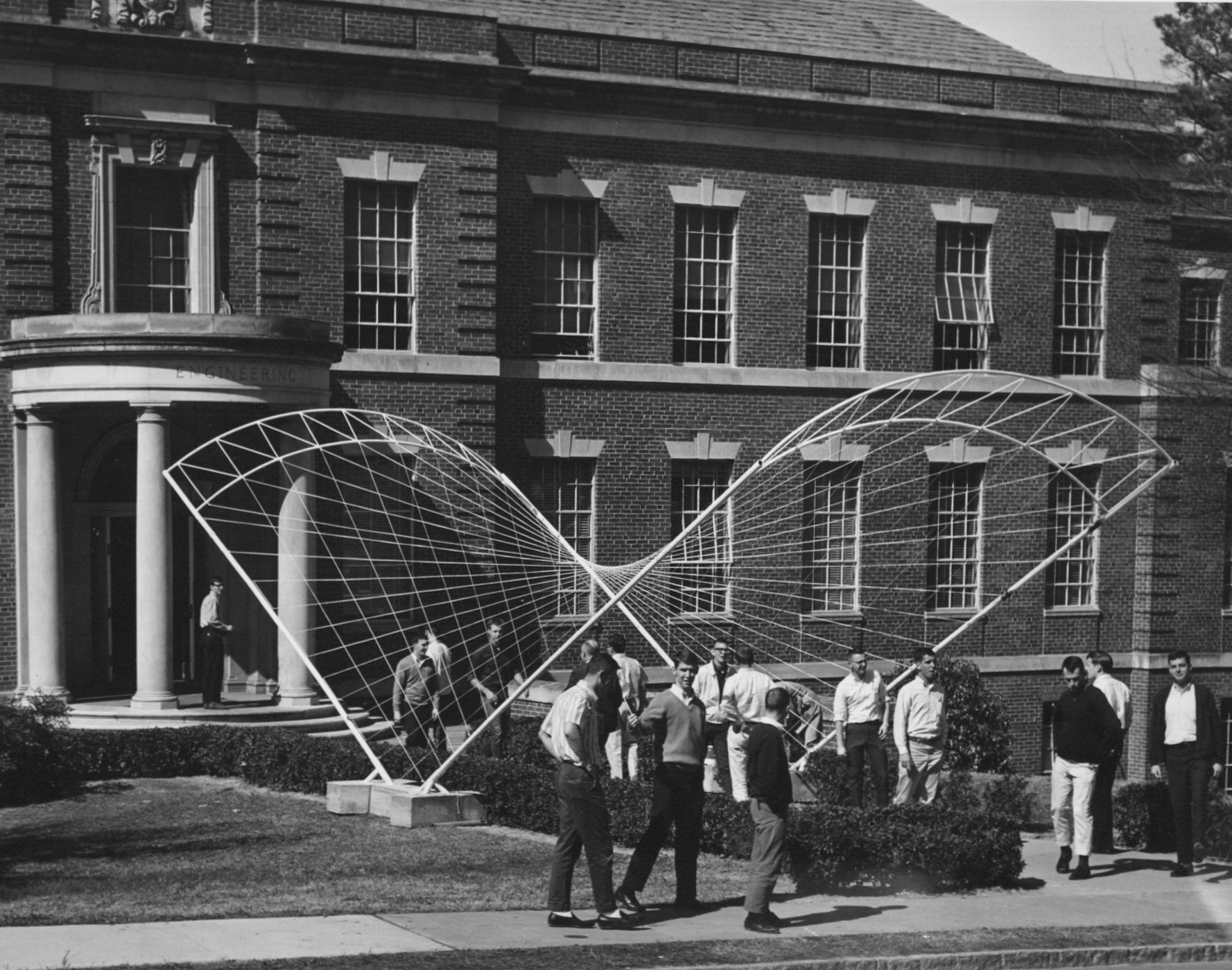 Students outside Hudson Hall, 1992
